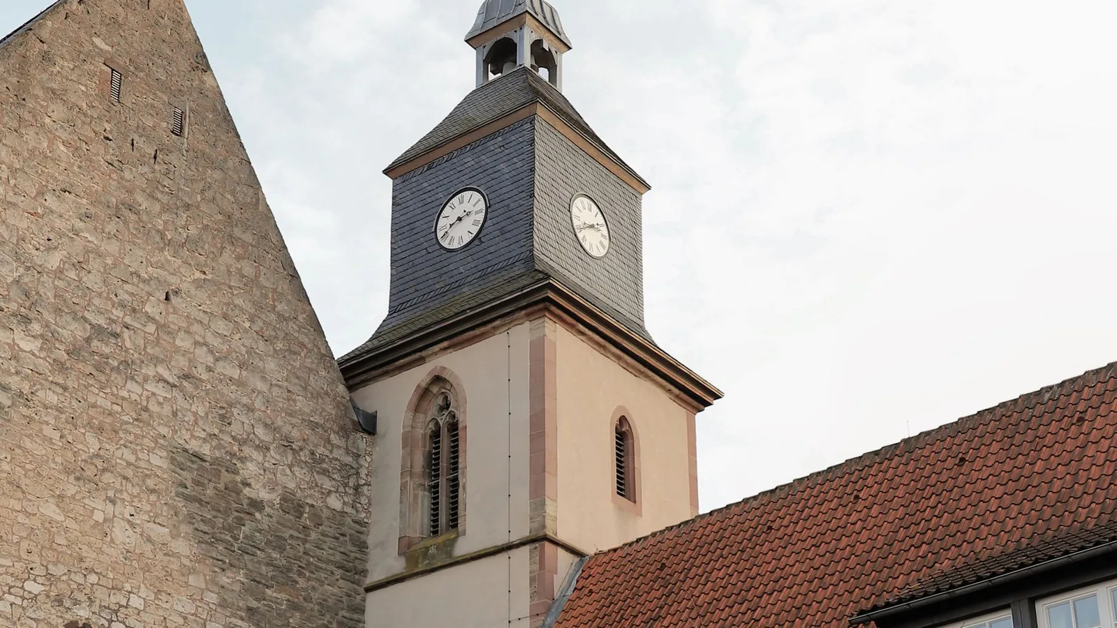 Historischer Kirchturm in der Altstadt von Göttingen – Zahnmedizinstudium in Göttingen